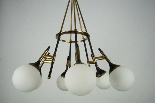 Zeldzame Stilnovo kroonluchter uit 1950 met opaline glazen bollen. Italië