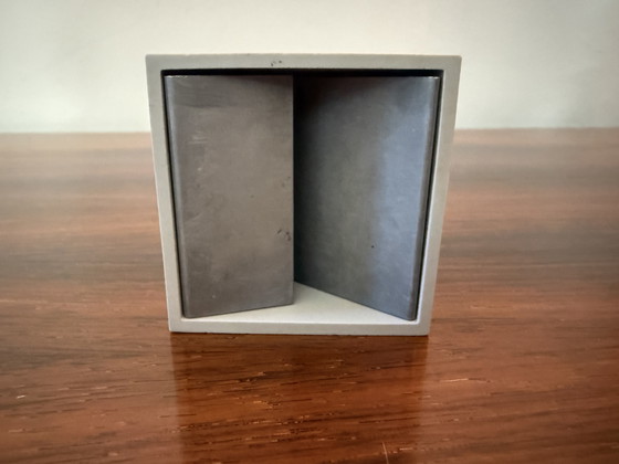 Image 1 of Objeto de diseño italiano compacto de Danese Milano, realizado en forma de cubo claro.