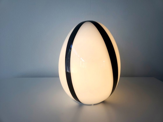 Image 1 of Impressionnant lampadaire en verre XL Eglo Leuchten, lignes noires sur fond blanc, lampe vintage en verre à effet de tourbillon