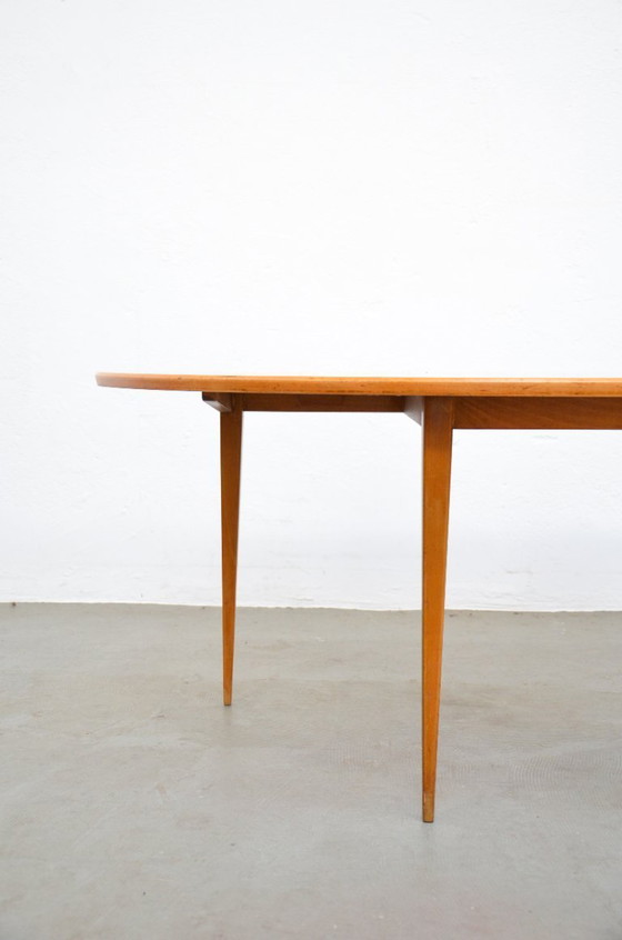 Image 1 of Vintage niervormige salontafel van walnotenhout, retro mid-century stijl uit de jaren 60.