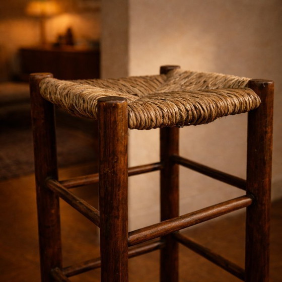 Image 1 of Vintage barkruk in rustieke stijl met massief houten zitting van riet.