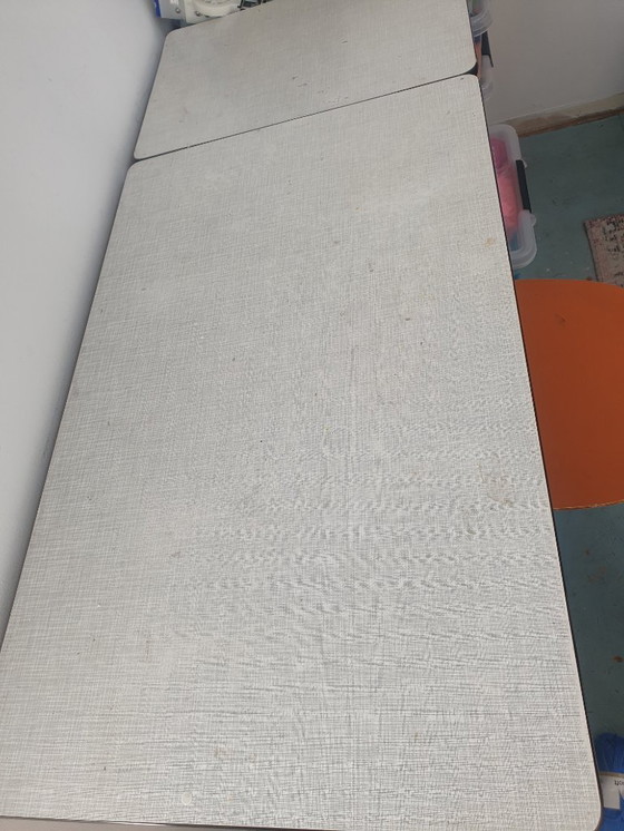 Image 1 of Bureau en Formica avec tiroirs et fonction dépliable