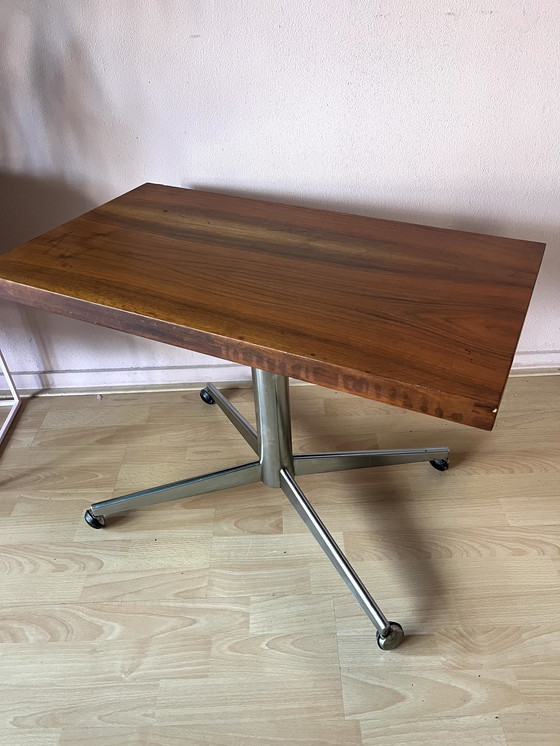 Image 1 of Bellissimo tavolino da caffè vintage di metà secolo con gambe in legno cromato e ruote
