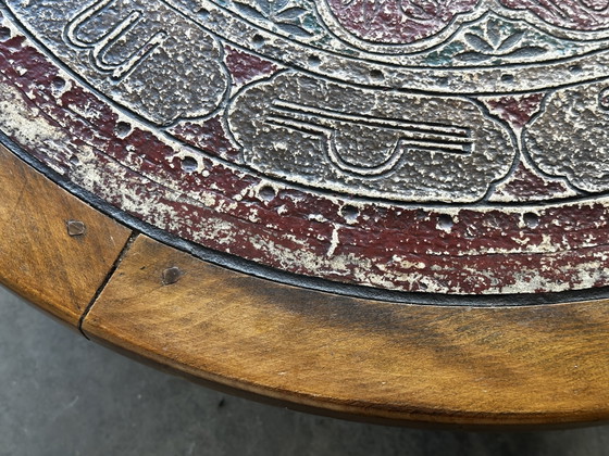 Brutalistische ronde salontafel van hout en veelkleurig leer met dierenriemdecoratie. – Wood, Leather (photo 6 of 12)
