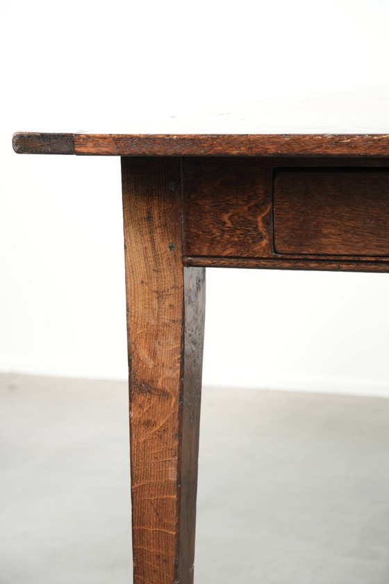 Image 1 of Oude vierkante eikenhouten eettafel uit midden 20e eeuw met 2 lades en prachtige kleuren