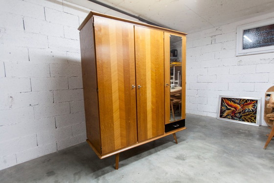 Image 1 of Französischer Kleiderschrank mit geschwungenen Beinen, 3 Türen, 1 Spiegel (27 x 130 cm) und 1 Schublade