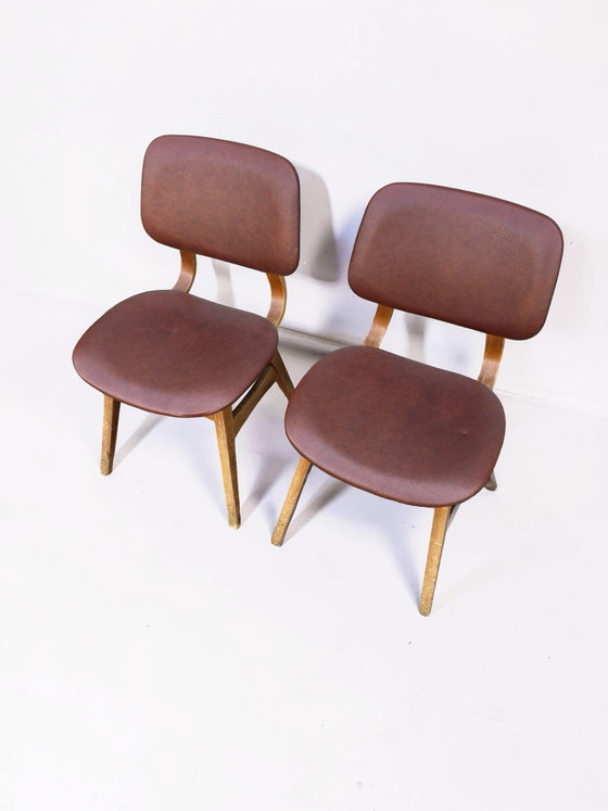 Image 1 of Set di 2 sedie da pranzo vintage con rivestimento in similpelle marrone rossiccio.