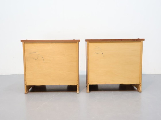 Image 1 of Ensemble de tables de chevet vintage en acajou avec poignées en laiton