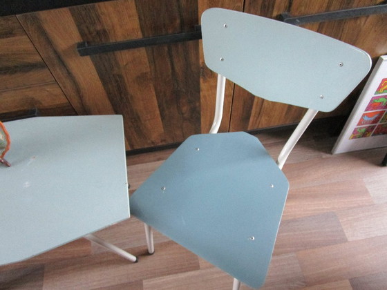 Image 1 of Ensemble d'appoint composé de 2 chaises et d'une table, années 1950.