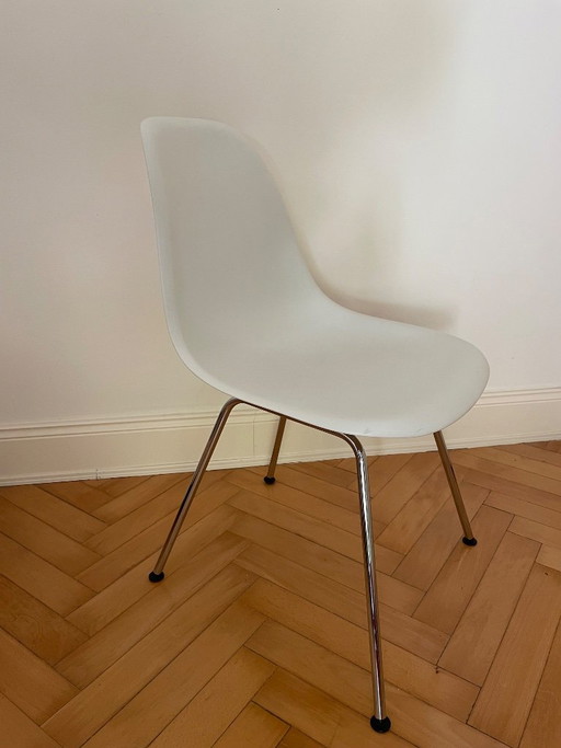 Vitra Eames Plastic Chair | Original Designerstuhl | Guter Zustand | Weiß & Chromgestell – eetkamerstoelen (photo 2 of 6)