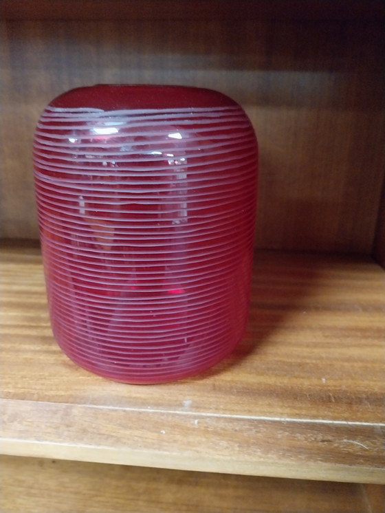 Image 1 of 1 x jarrón rojo de Murano de 18cm de altura con anillos grabados.