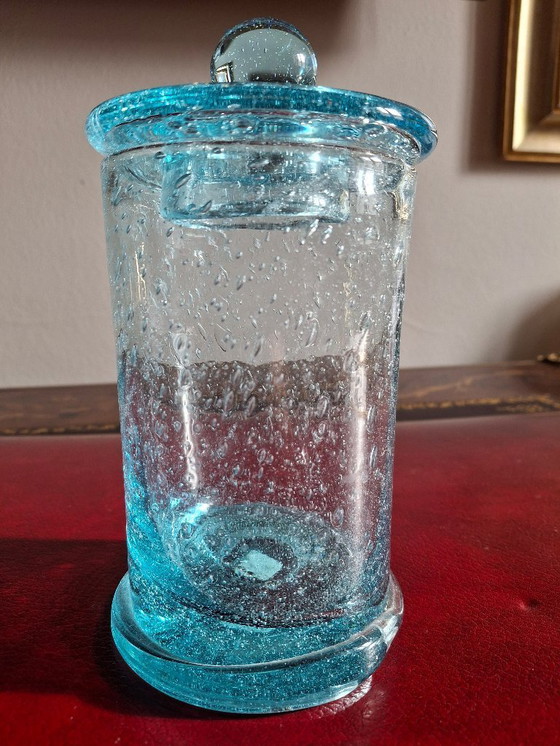 Image 1 of Snoeppot voor verdienstelijke kinderen in gebubbeld glas uit Biot, bekend als apothekerspot, met deksel