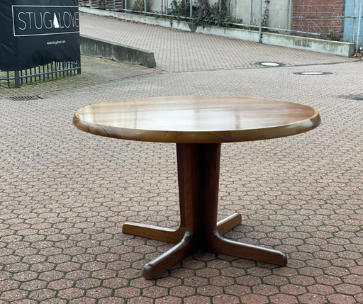 Mesa de comedor danesa de nogal de los años 60