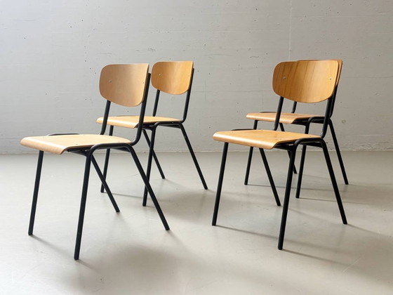 Image 1 of 6 stapelbare studiostoelen met zwart gelakt stalen frame, jaren 90