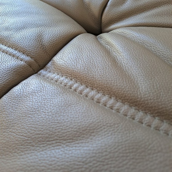 Image 1 of Original Ligne Roset Togo Ledersofa, mittelgroß, 2-Sitzer mit Armlehnen und Hocker in grauem Leder