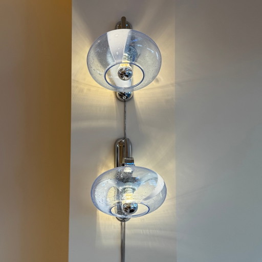 Italiaanse chromen wandlampen met blauw bubbelglas
