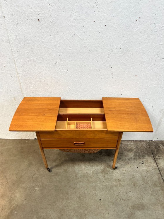 Image 1 of Vintage Deens Naaimeubel / Bijzettafeltje, 1960’s