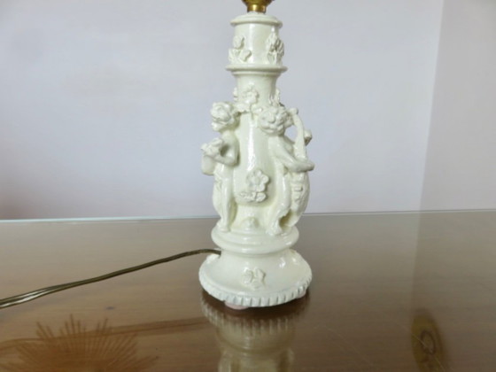 Image 1 of Par de lámparas de mesilla con forma de querubines, en resina blanca, 1970.