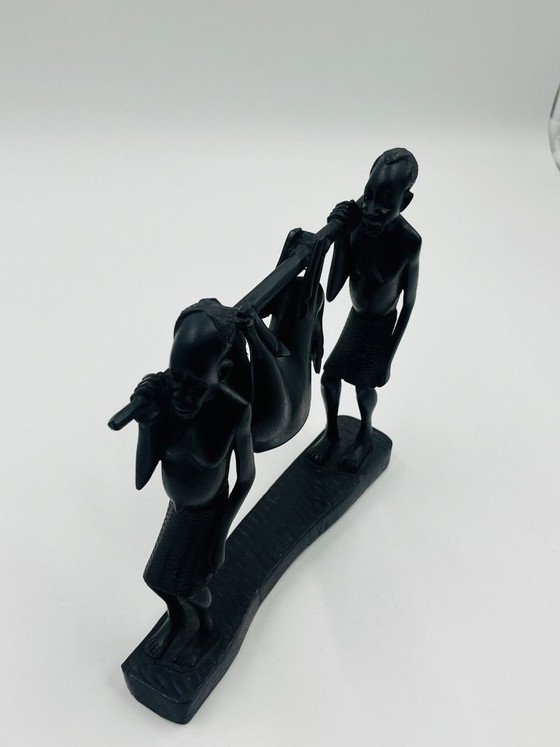 Ebenholz-Bildhauerei von zwei Trägern und ihrem Wild, Schwarz, Tribal (Foto 2 von 10)