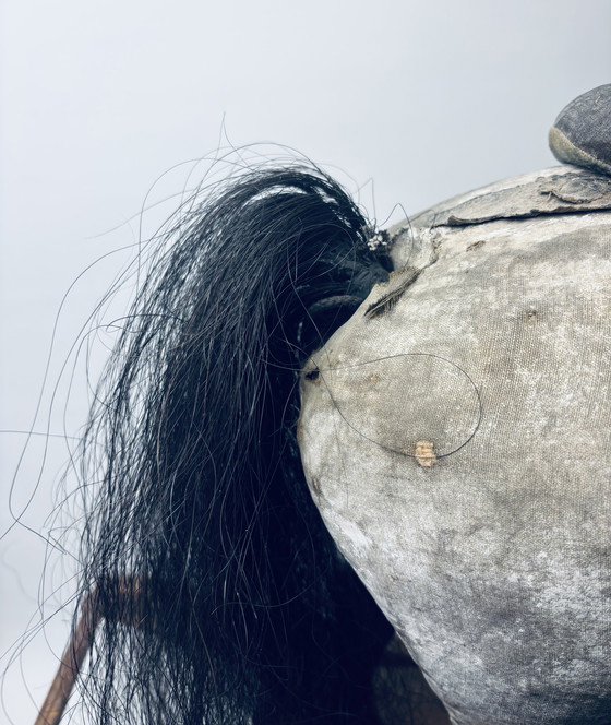 Image 1 of Antico cavallo da tiro in legno su slitta con rivestimento in tessuto e pelle – circa fine XIX/inizio XX secolo