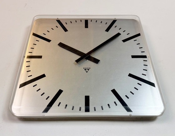 Image 1 of Horloge murale de bureau carrée vintage de Pragotron, années 1980