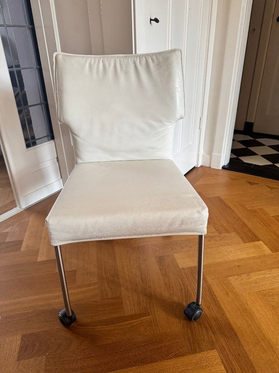 4 chaises de salle à manger design en stock – Design on Stock, Leather, Metal (photo 8 of 12)