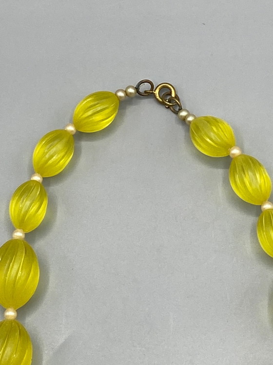 Vintage Lemon Yellow Choker Necklace – Ribbed Oval and Mother-of-Pearl Beads – Decorative Objects (photo 2 of 3)