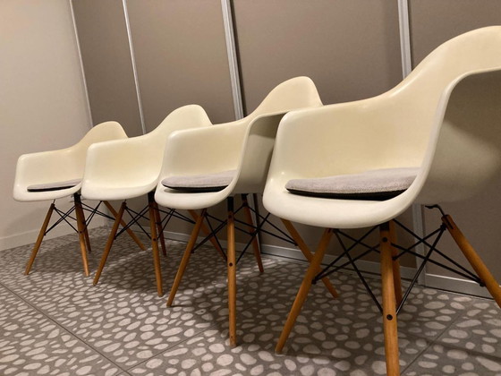 Image 1 of Set di 4 poltrone VITRA Eames DAW bianche.