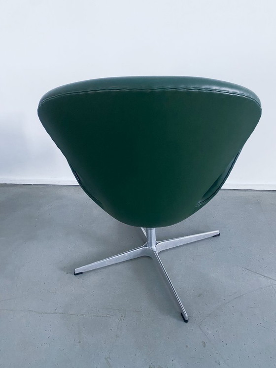 Fritz Hansen Swan Chair, fauteuil pivotant vert foncé, Chaises pivotantes, Cuir, Aluminium (photo 5 sur 8)