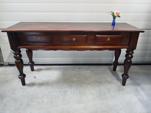 Console / table de couloir de style antique avec ferrures en laiton.