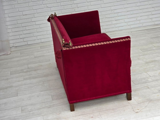 Image 1 of 1970, Deense 2-zits "Spaanse" drop arm sofa, kersenrood meubelvelours.