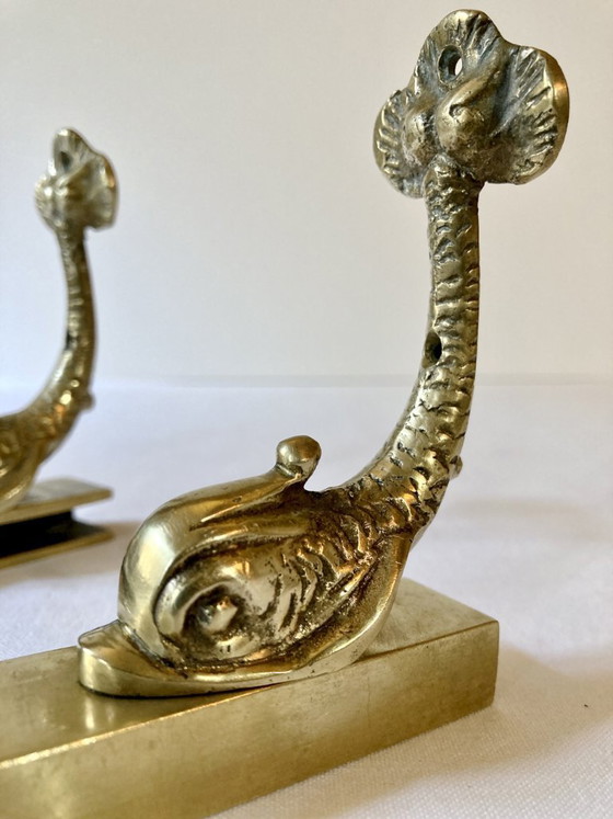 Image 1 of Messing muurbeugels voor een badkamerplank, circa 1950.