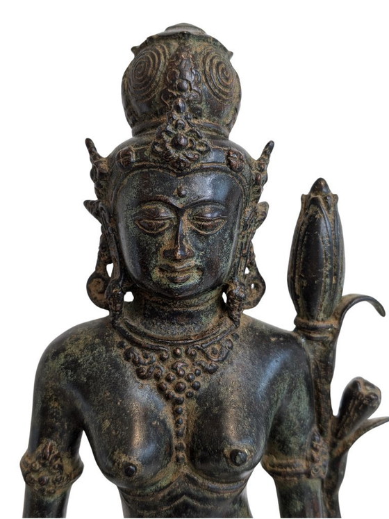 Image 1 of Lakshmi (Sri Devi) en bronze antique – Inde du Sud, XVIIe siècle