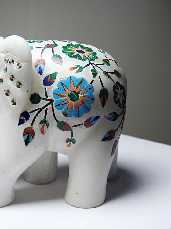 Image 1 of Elefante indiano decorativo in alabastro intarsiato con pietre, artigianato vintage