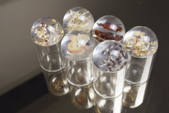 Image 1 of Lot de 6 pots à épices cylindriques en résine plexiglas français / Épices et herbes conservées, décoration de cuisine vintage