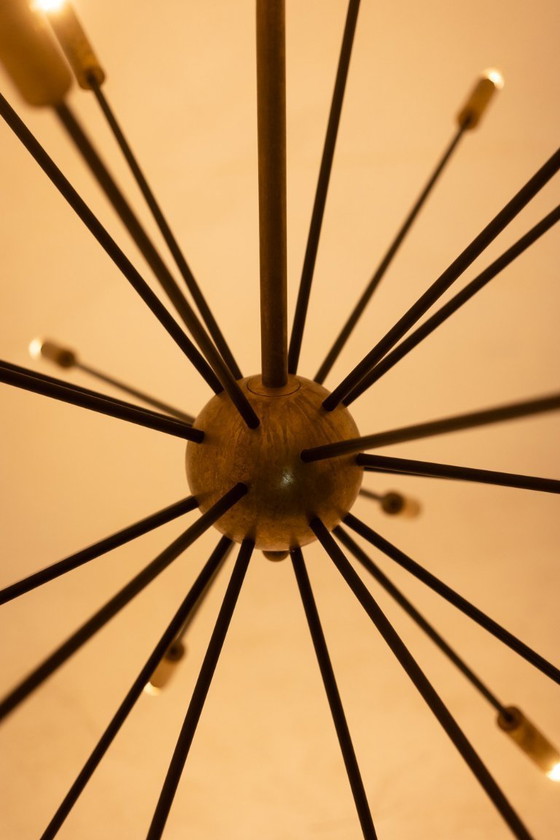 Image 1 of Lampadario a forma di Sputnik in ottone dorato patinato e lacca nera. Contemporaneo.