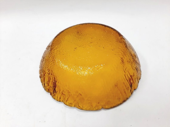 Image 1 of Bol en verre ambré du milieu du siècle avec un motif texturé ressemblant à de l'écorce