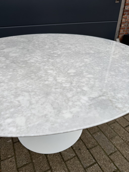 Original round Knoll Tulip dining table 137cm in Carrara marble, Eero Saarinen