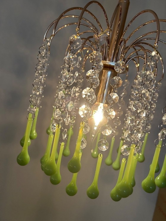 Image 1 of Lustre Vintage en cristal vert opalin en forme de goutte d'eau