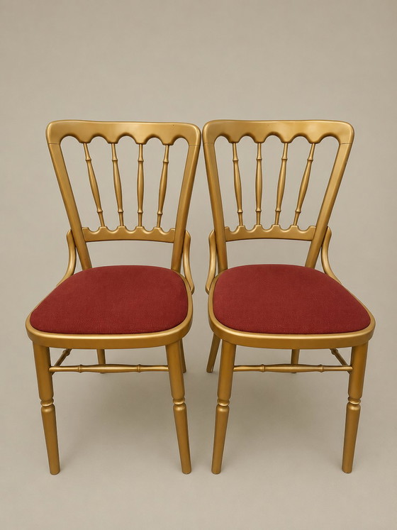 Image 1 of Set van 6 elegante vintage stoelen in Napoleon-stijl – goudkleurige afwerking en bordeauxrood.