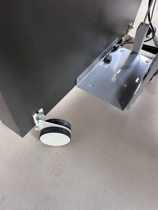 3 design maatmeubel bureau tafels die samen een geheel vormen met hardhouten schaaldelen als basis