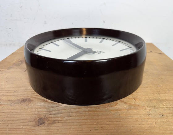 Image 1 of Reloj de pared industrial de baquelita de Pragotron, década de 1960