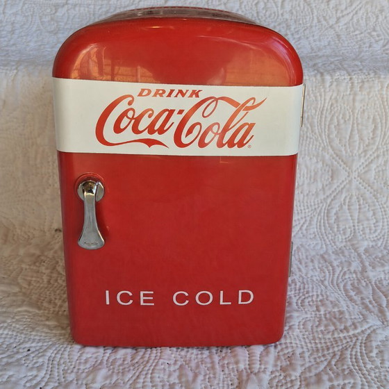 Coca-Cola « Ice Cold » 4-liter Mini-Fridge – Red and White Retro Design – Decorative Objects, Plastic (photo 10 of 14)