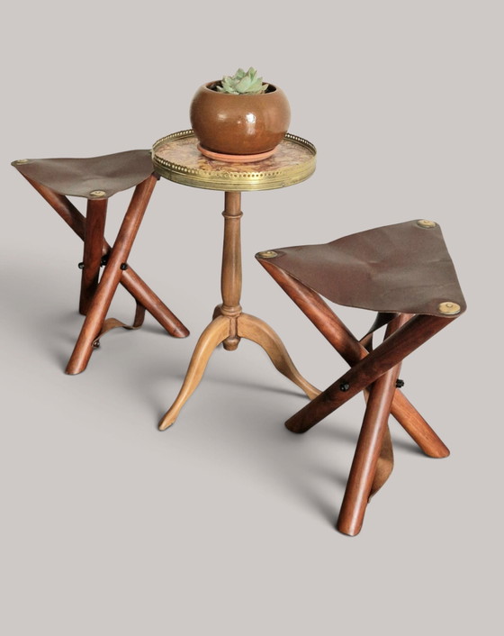 Coppia di sgabelli pieghevoli in teak massello e pelle marrone - stile safari chic – Leather, Wood (photo 4 of 15)