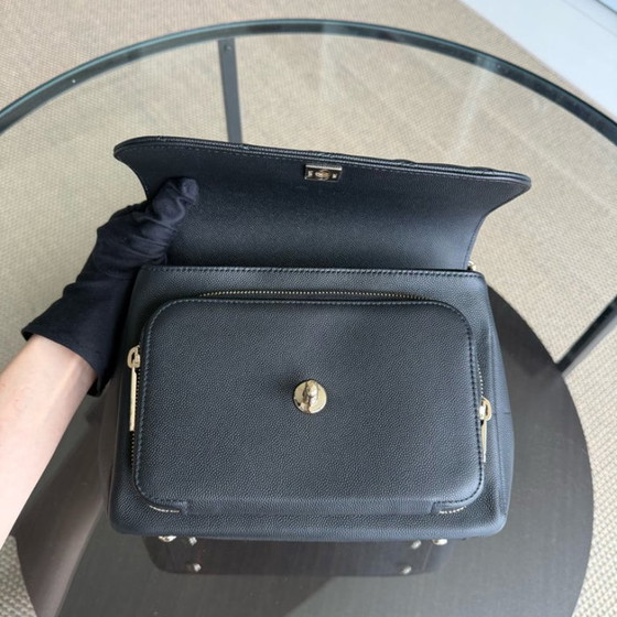 Image 1 of Chanel Business Affinity - Caviar acolchado negro con herrajes dorados
