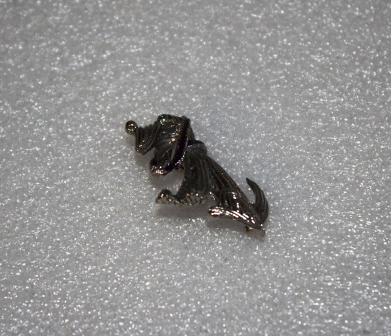 Image 1 of Broche antiguo con forma de perro, con sello distintivo de David Grau.