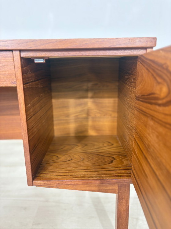 Image 1 of Bureau uit het midden van de vorige eeuw / Deens teakhouten bureau / vintage bureau / bureau uit de jaren 60