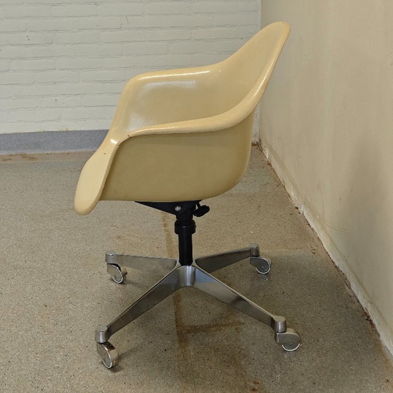 Silla de oficina Herman Miller con carcasa de fibra de vidrio, Sillas de oficina, Metal, Crema, Vintage (foto 4 de 10)