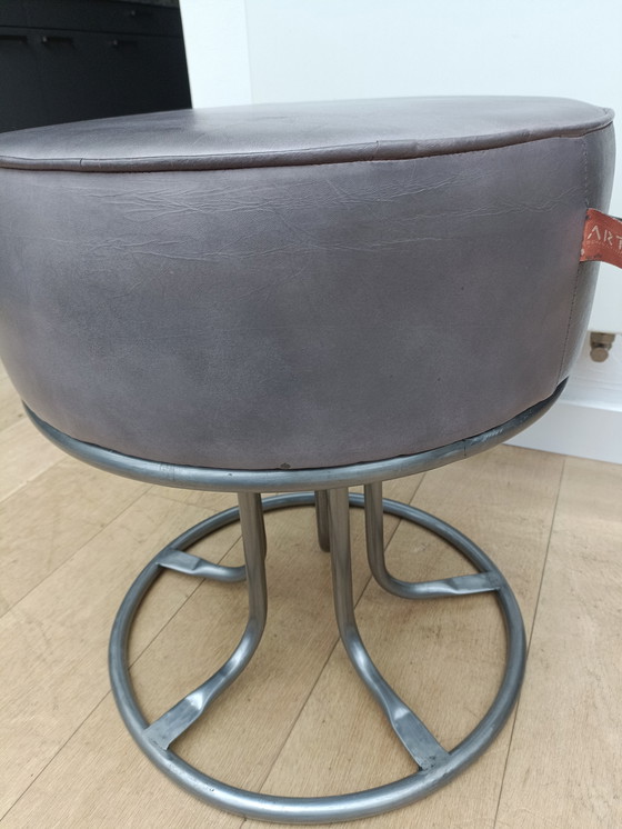 Image 1 of pouf en cuir gris