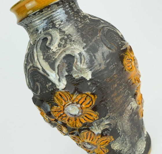 Image 1 of Vaso di metà secolo Carstens modello 7161-30 con decoro floreale in rilievo, arancione, marrone e grigio argento
